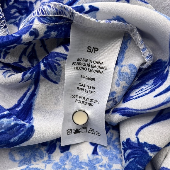 DYNAMITE FLORAL SLEEVELESS BLOUSE - Picture 6 of 6